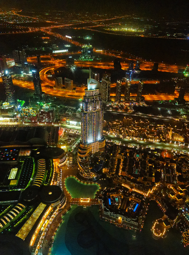 Blick vom Burj Khalifa in Dubai bei Nacht