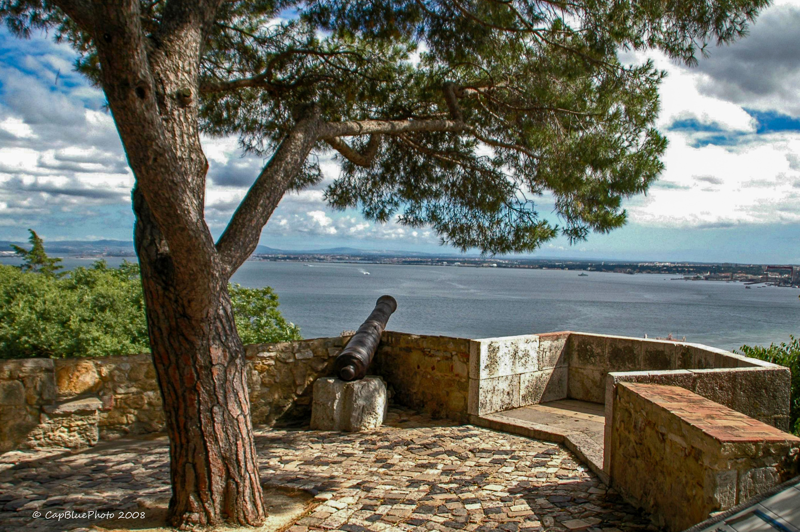 Blick vom Castelo de Sao Jorge auf den Tejo