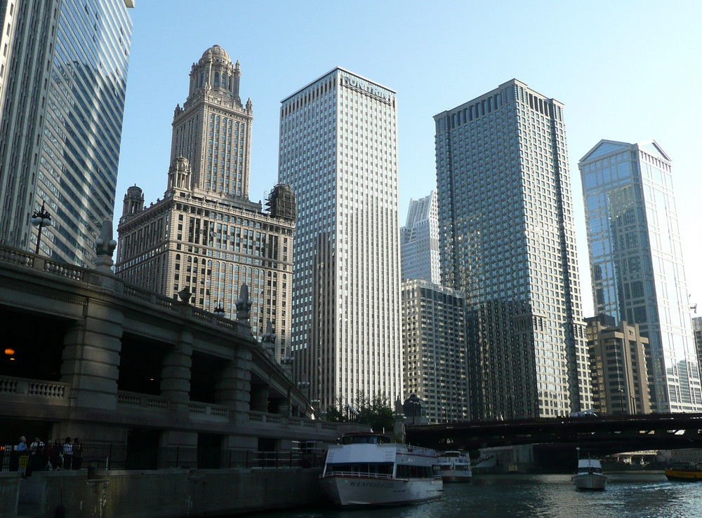 Blick vom Chicago-River auf die Wolkenkratzer-Silhouette am Wacker-Drive