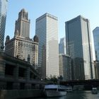 Blick vom Chicago-River auf die Wolkenkratzer-Silhouette am Wacker-Drive
