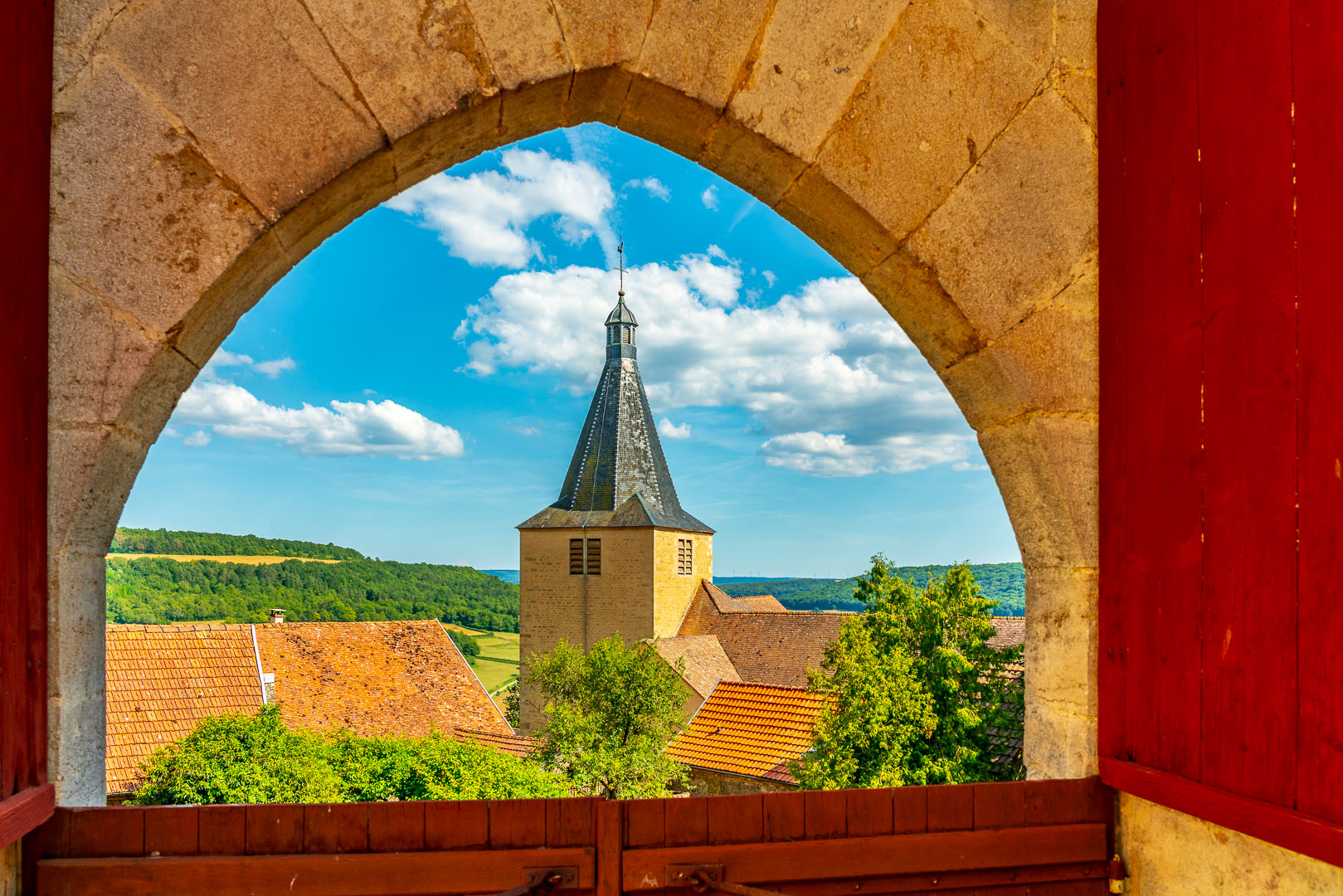 Blick vom Château de Châteauneuf-en-Auxois zur Eglise Saint Philppe et Saint Jaques