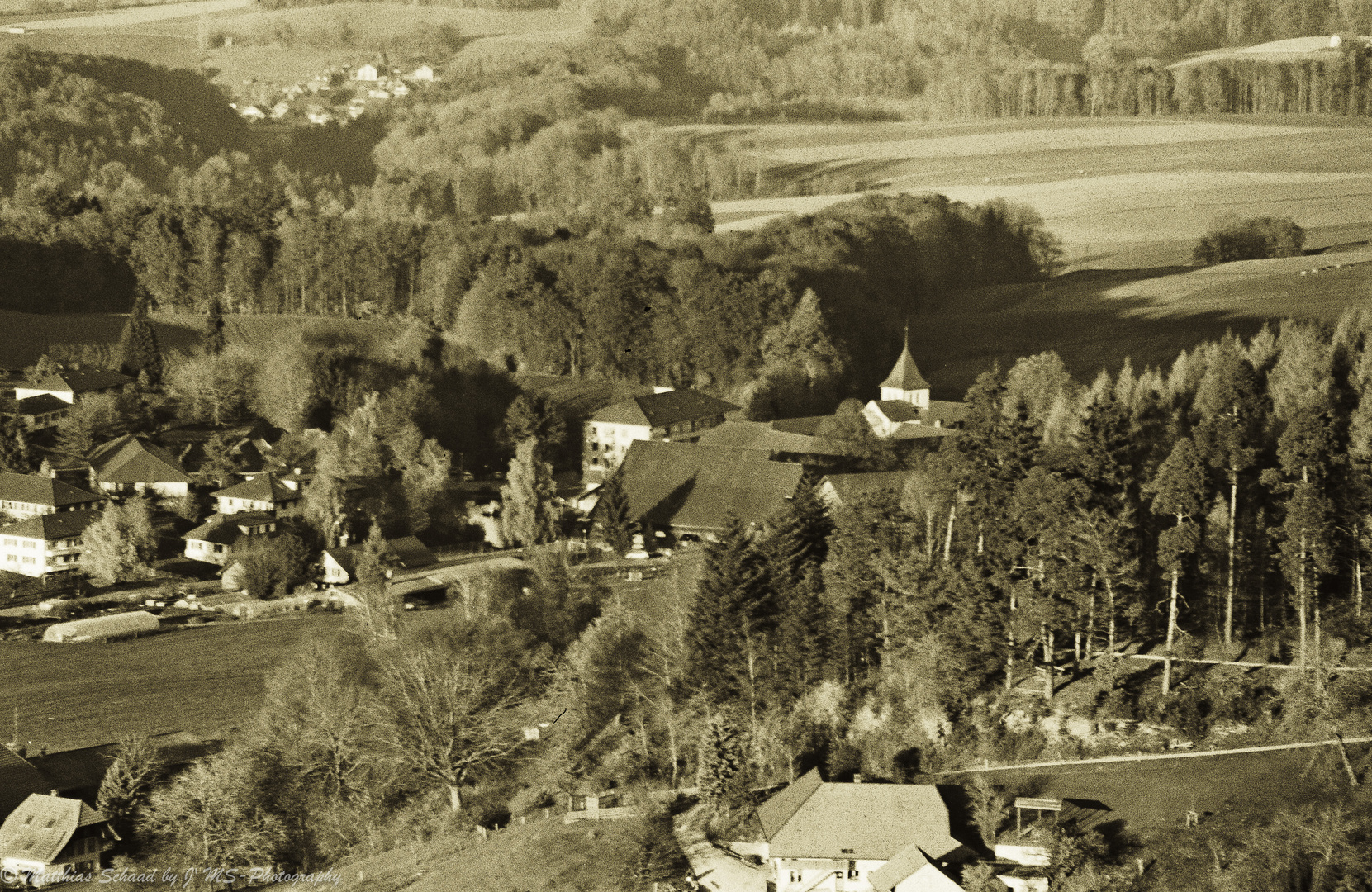 Blick vom "Chutziturm" über Frienisberg zum Jura