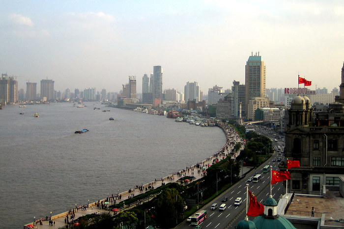 Blick vom Dach des Peace-Hotels auf den Bond von Shanghai