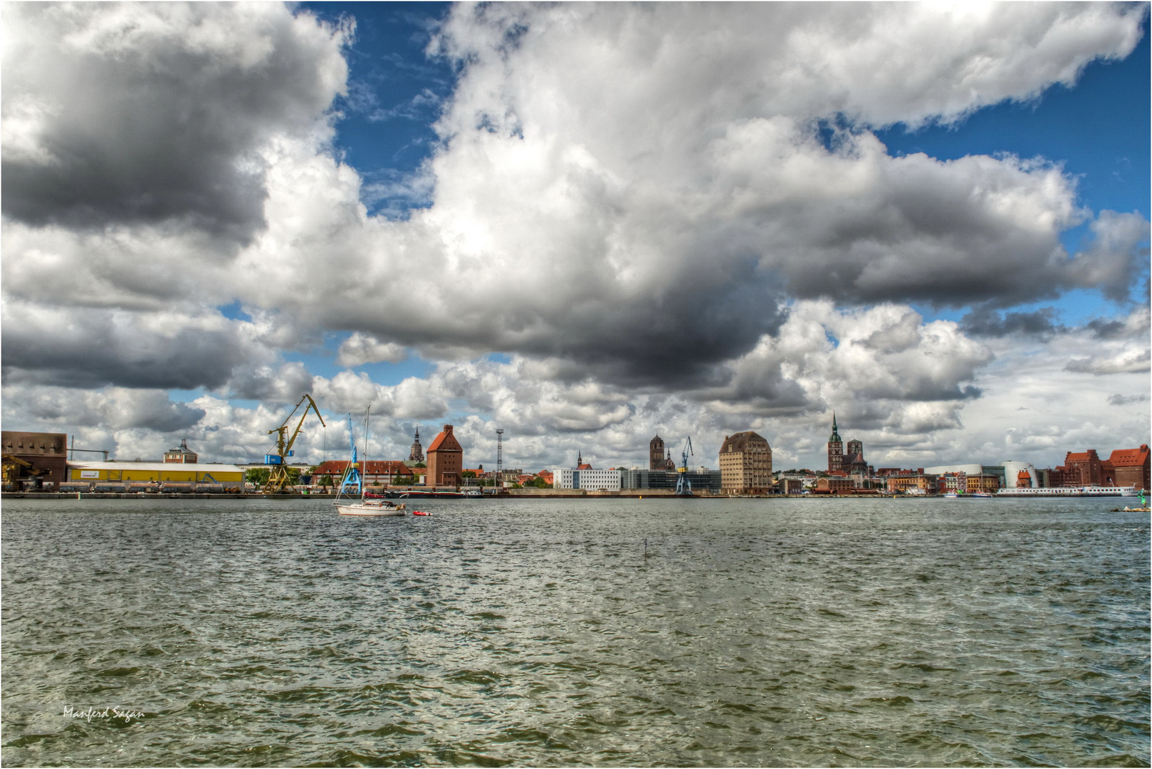 Blick vom Dänholm über den Strelasund auf die Hansestadt..