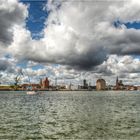 Blick vom Dänholm über den Strelasund auf die Hansestadt..