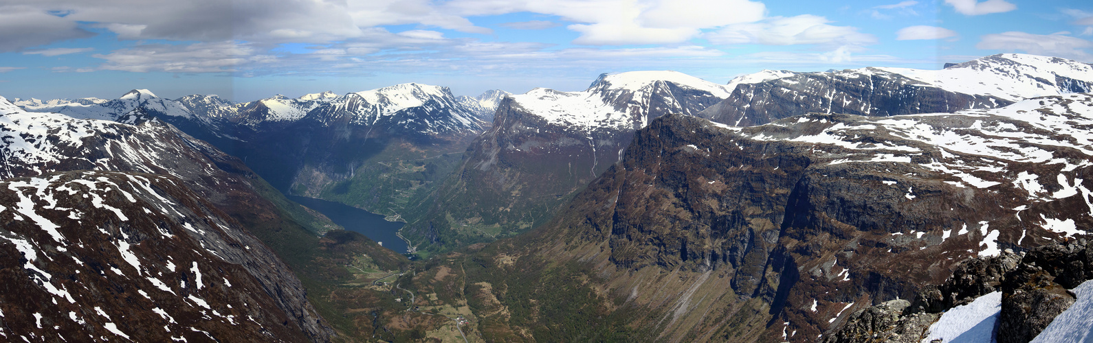 Blick vom Dalsnibba auf Geiranger Fjord