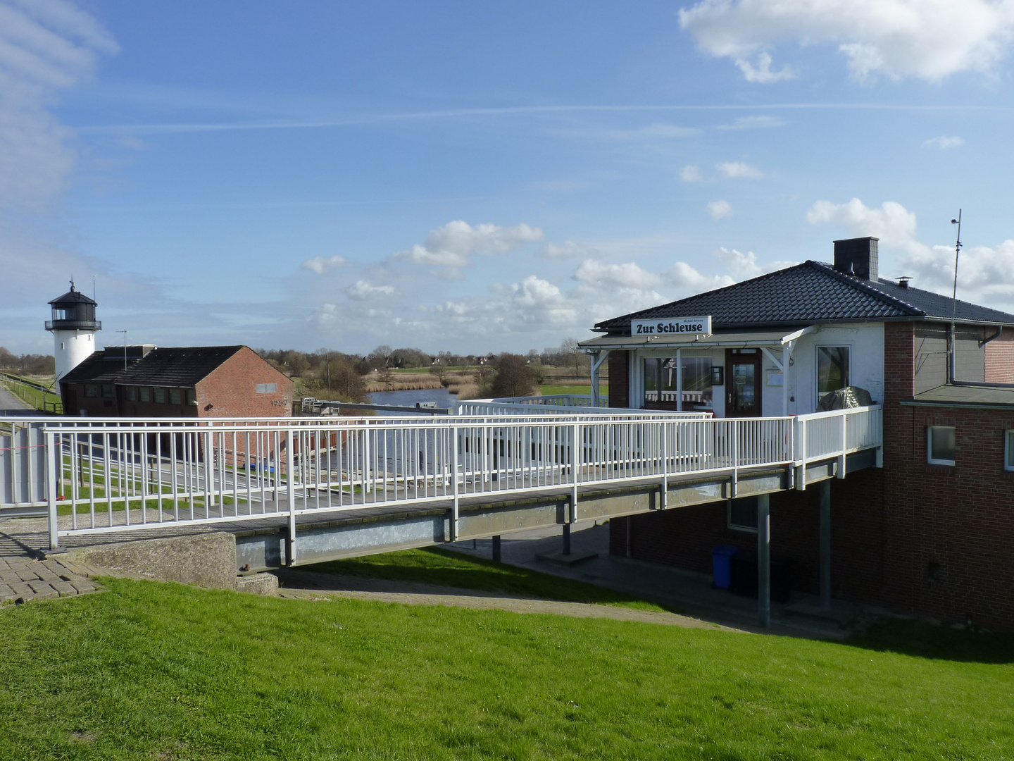 Blick vom Deich auf die Gaststätte Zur Schleuse,Schleusenhaus und Dicke Berta in Cuxhaven-Altenbruch