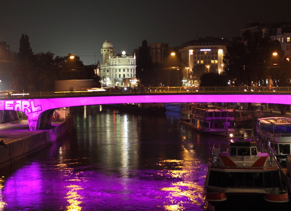 Blick vom Donaukanal zur Urania