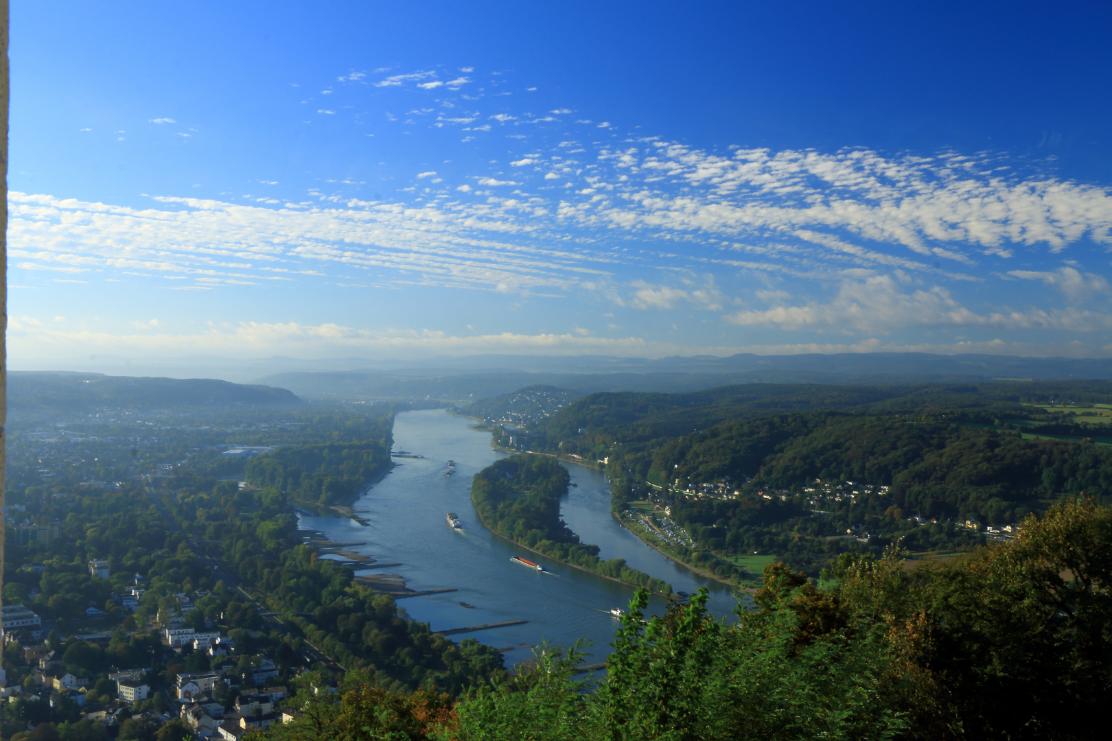 Blick vom Drachenfels auf die Insel Nonnenwerth und den Rhein!