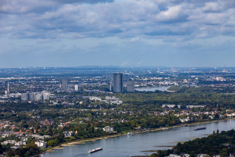 Blick vom Drachenfels nach Bonn zum Posttower