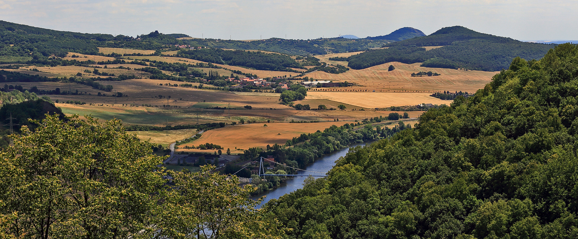 Blick vom Dubitzer Kirchlein zur Labe(Elbe) und auch zum Radobyl  hoch über Litomerice...