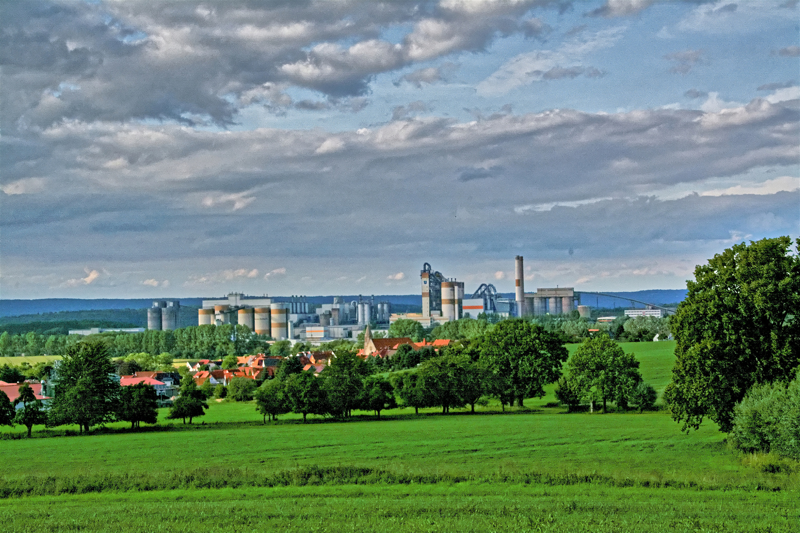 Blick vom Dünkreuz auf den Ort Deuna und das Zementwerk Deuna