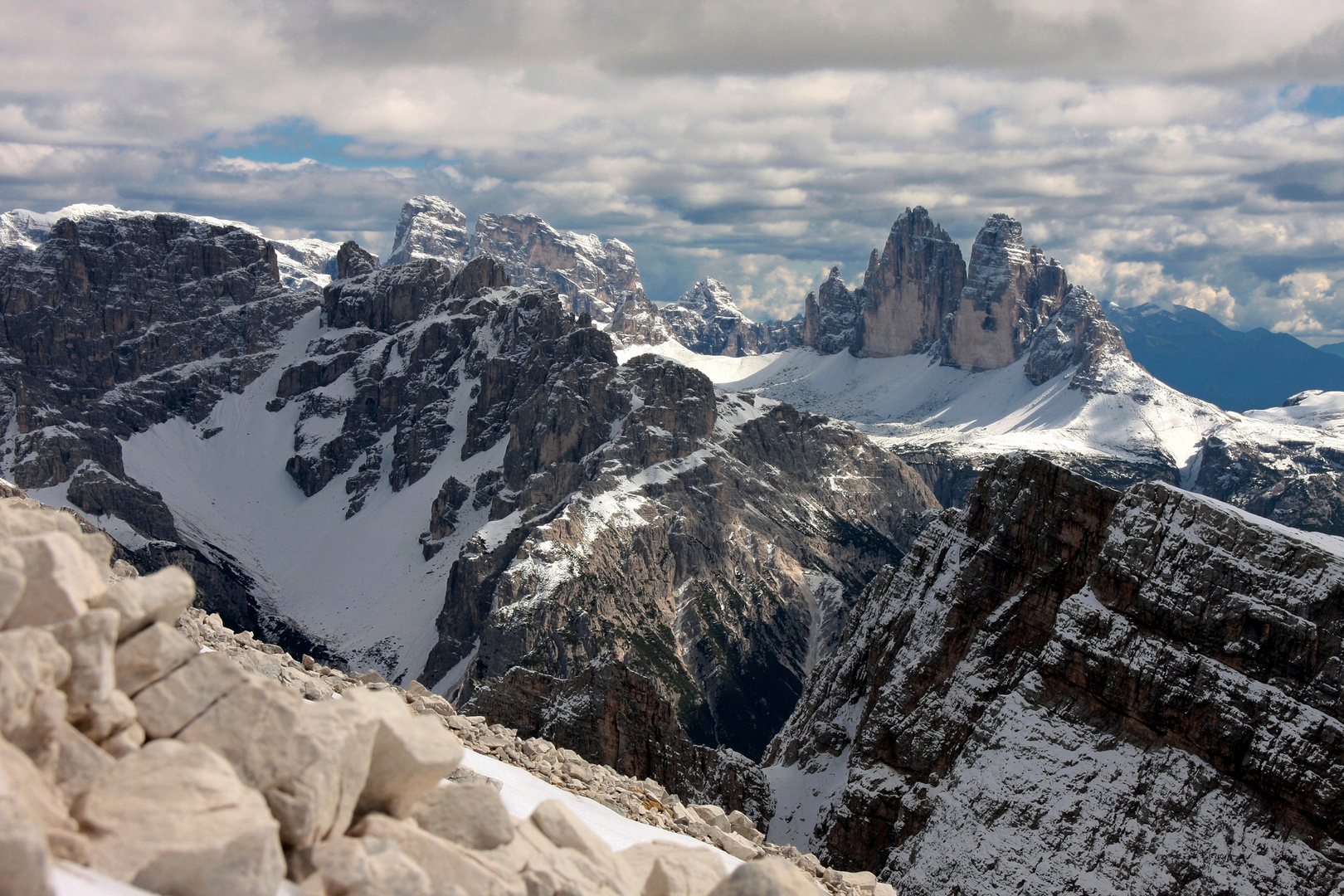 Blick vom Dürrenstein (2839 m) auf die Drei Zinnen...