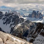 Blick vom Dürrenstein (2839m hoch), auf das Wahrzeichen der Dolomiten, die Drei Zinnen.