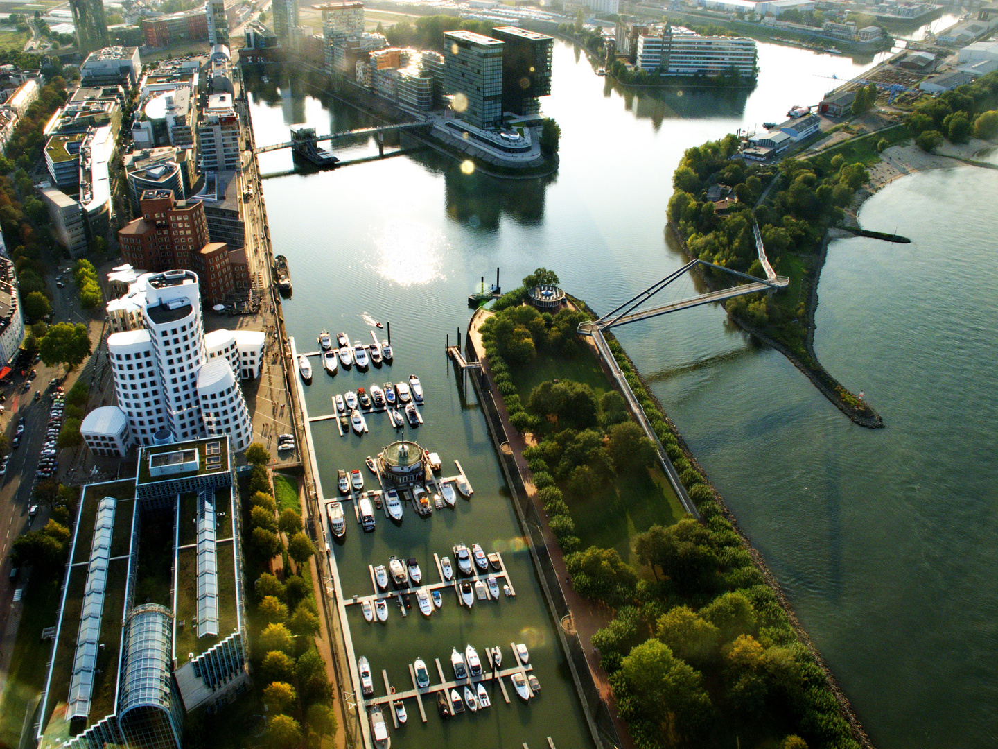 Blick vom Düsseldorfer Rheinturm auf den Medienhafen