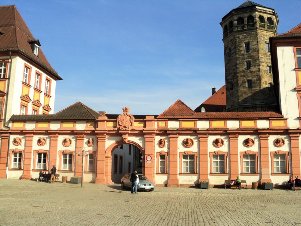 Blick vom Ehrenhof Altes Schloss in Bayreuth  Richtung Schlosskirche mit dem achteckigen Turm