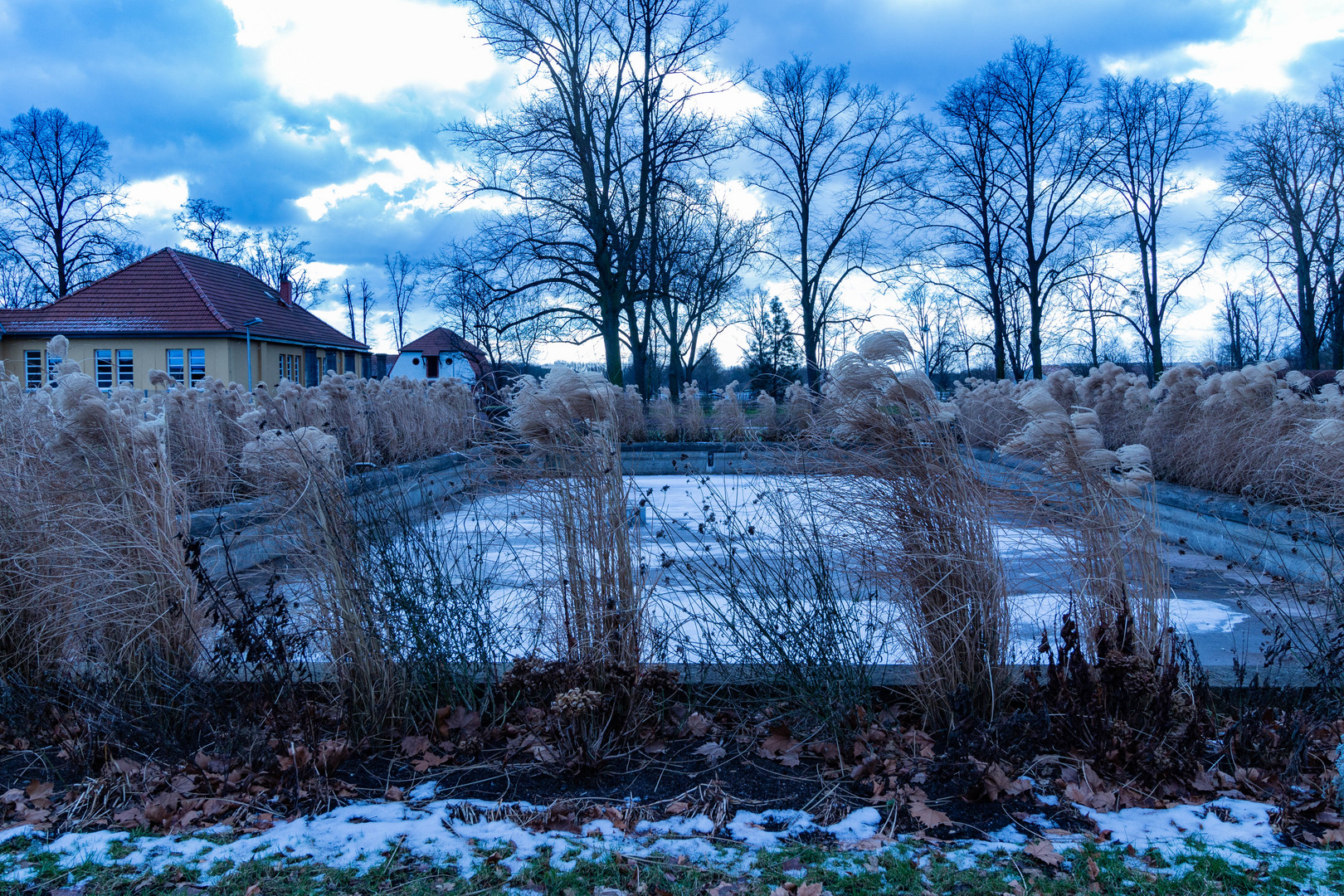 Blick vom Eingang der Galopprennbahn Magdeburg