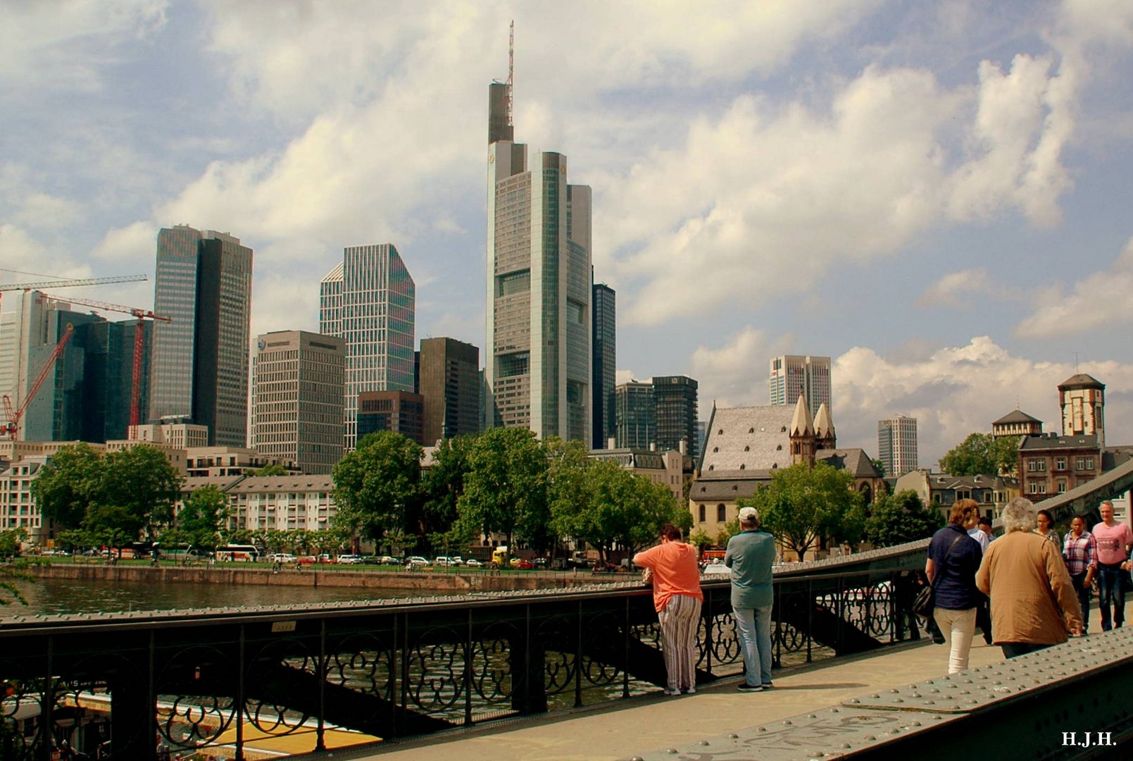 Blick vom Eisernen Steg auf die Skyline von Frankfurt