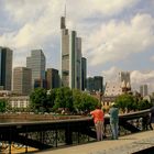 Blick vom Eisernen Steg auf die Skyline von Frankfurt