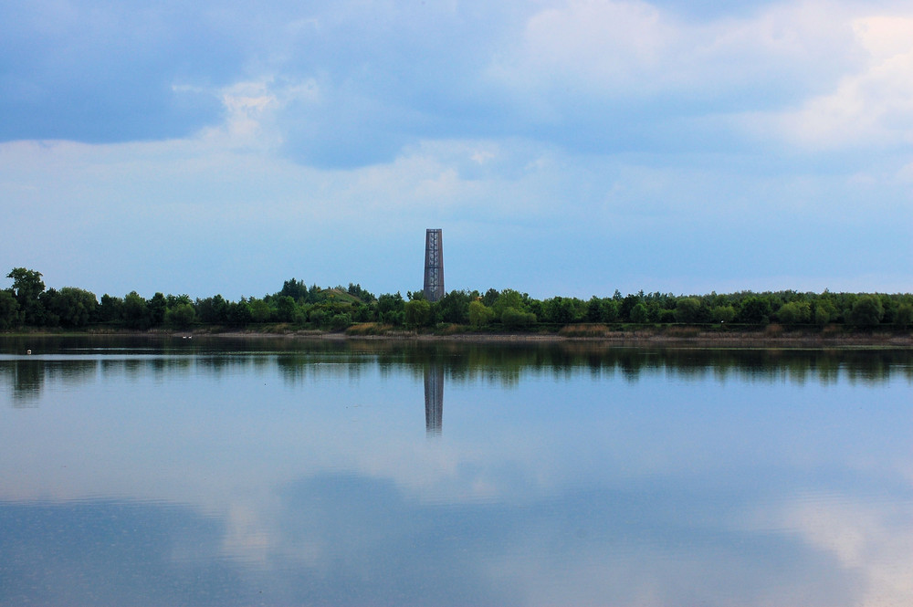 Blick vom Elsterstausee zur Bistumshöhe