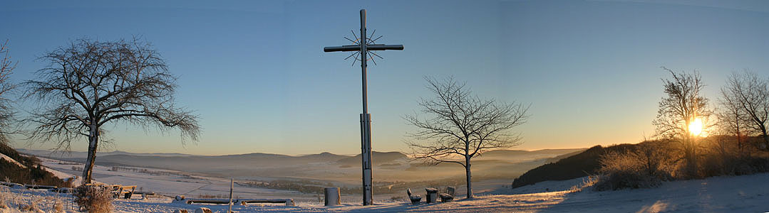 Blick vom Emberg zum Thüringer Wald bei Sonnenaufgang an einem Wintermorgen - 2