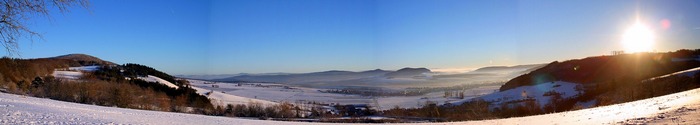 Blick vom Emberg zum Thüringer Wald bei Sonnenaufgang an einem Wintermorgen