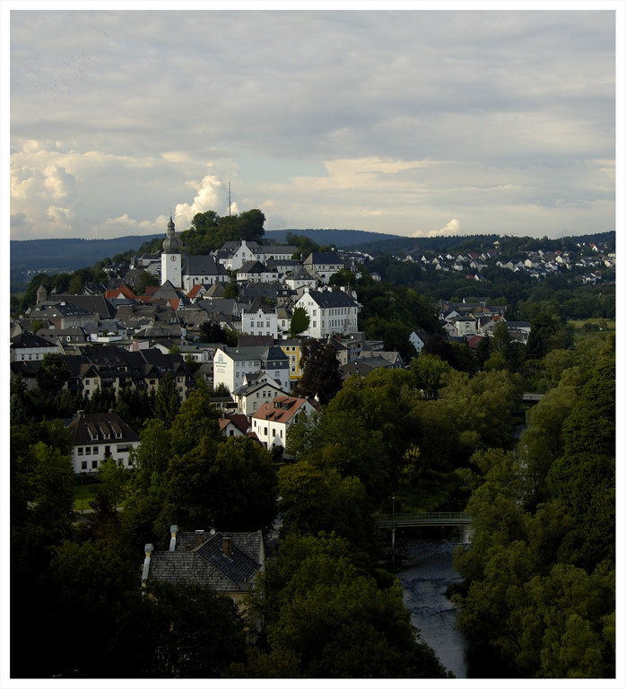 Blick vom Emsendenkmal auf das Ruhrtal und dem Schlossberg in Arnsberg.