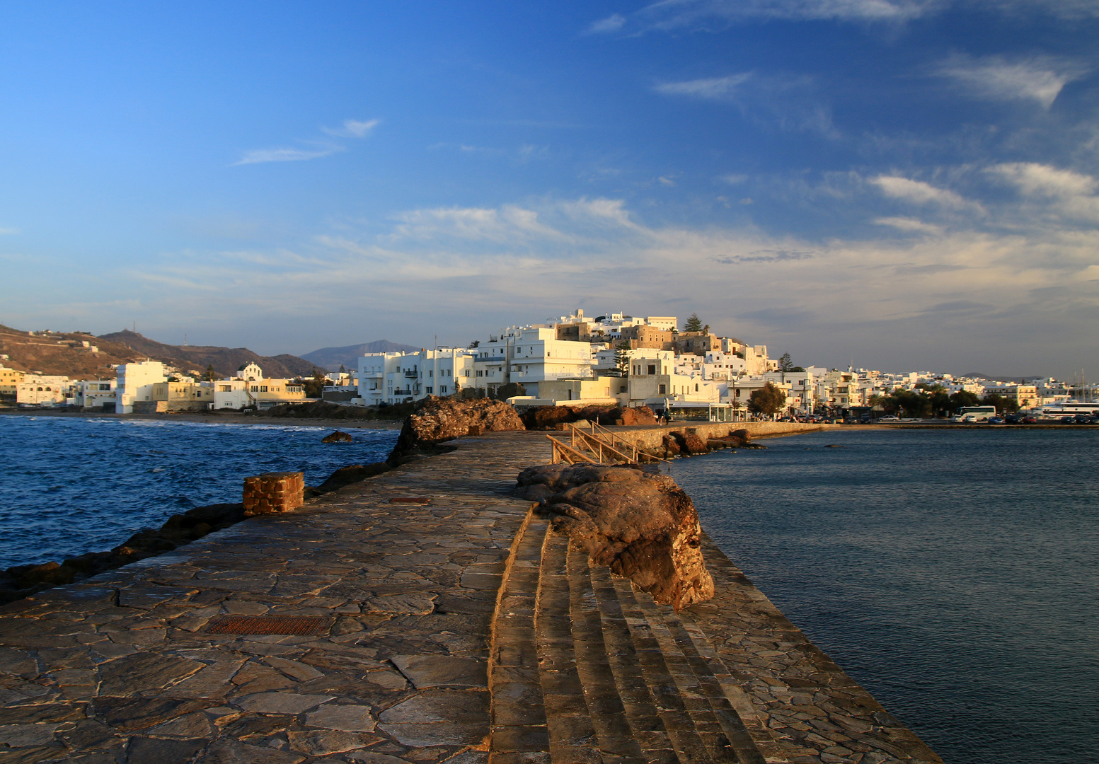 Blick vom Fähranleger in Richtung Naxos-Stadt