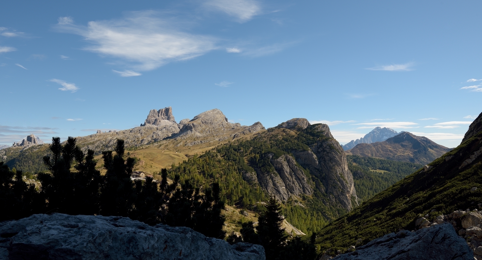 Blick vom Falzaregopass auf die bizarren Berge der Dolomiten. Ganz links erkennt...