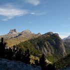 Blick vom Falzaregopass auf die bizarren Berge der Dolomiten. Ganz links erkennt...