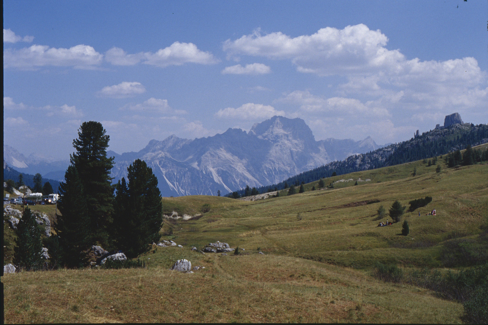 Blick vom Falzaregopass über die Cinque Torri zum Mt. Cristallo
