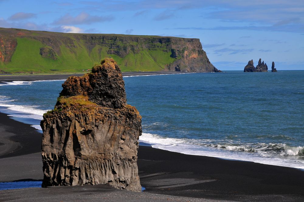 Blick vom Felsen auf der Halbinsel Dyrhólaey Richtung Vík í Mýrdal