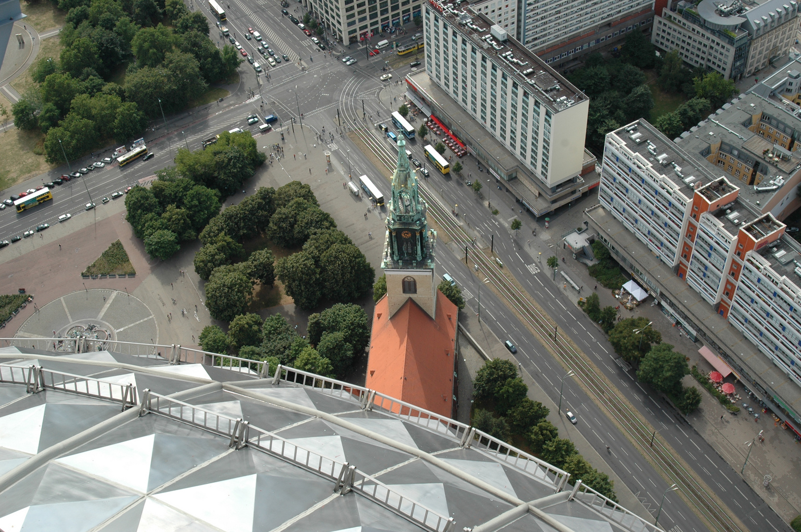 Blick vom Fernsehturm in Richtung Karl-Liebknecht-Strasse