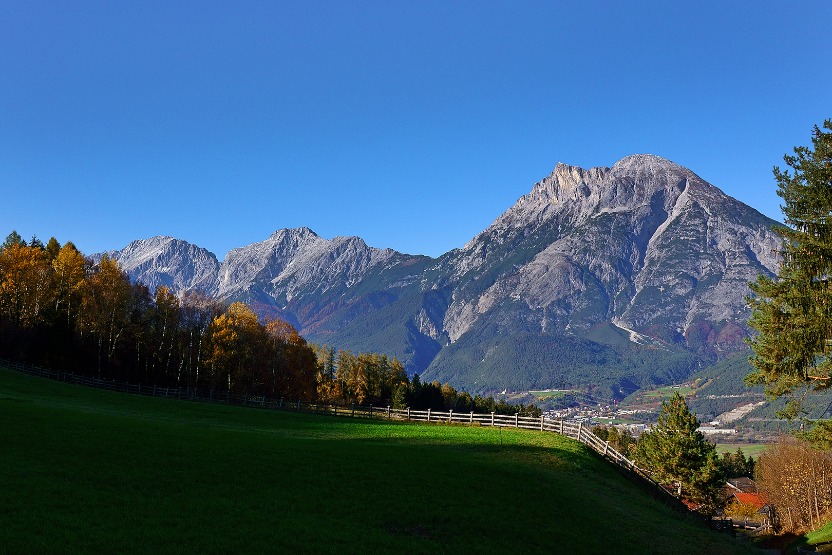 Blick vom Flaurlinger Berg zum Miemingergebirge 