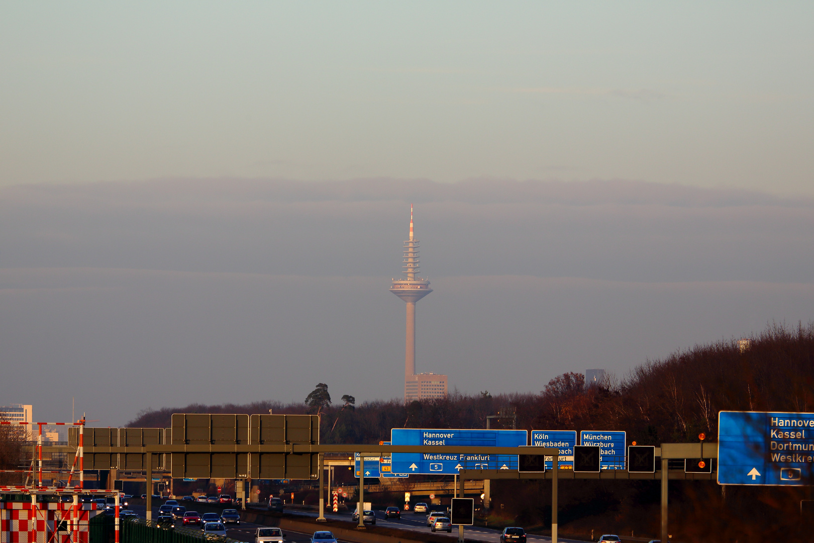 Blick vom Flughafen auf den Europaturm in Frankfurt