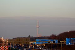 Blick vom Flughafen auf den Europaturm in Frankfurt