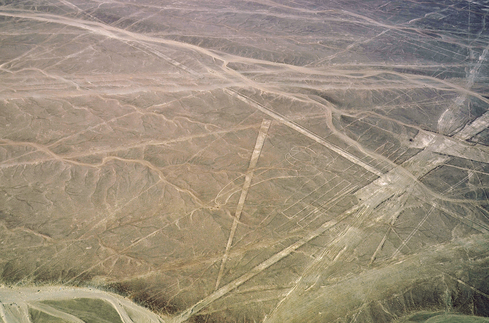 Blick vom Flugzeug über die berühmten Nazca-Linien