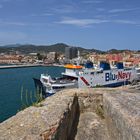 Blick vom Fort auf den Fährhafen in Portoferraio