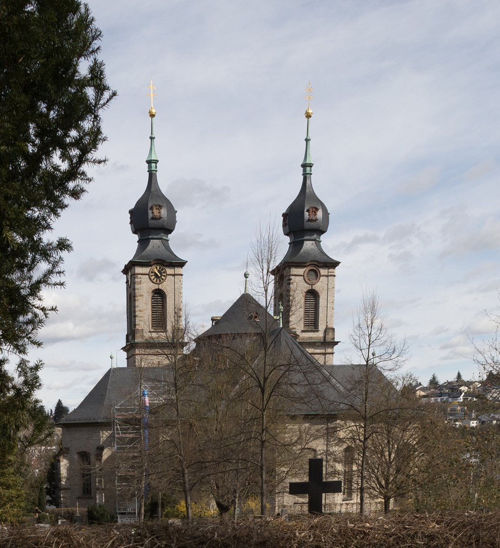 Blick vom Friedhof auf Peterskirche