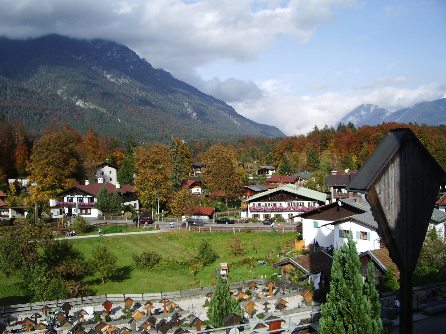 Blick vom Friedhof in Grainau auf den Ort