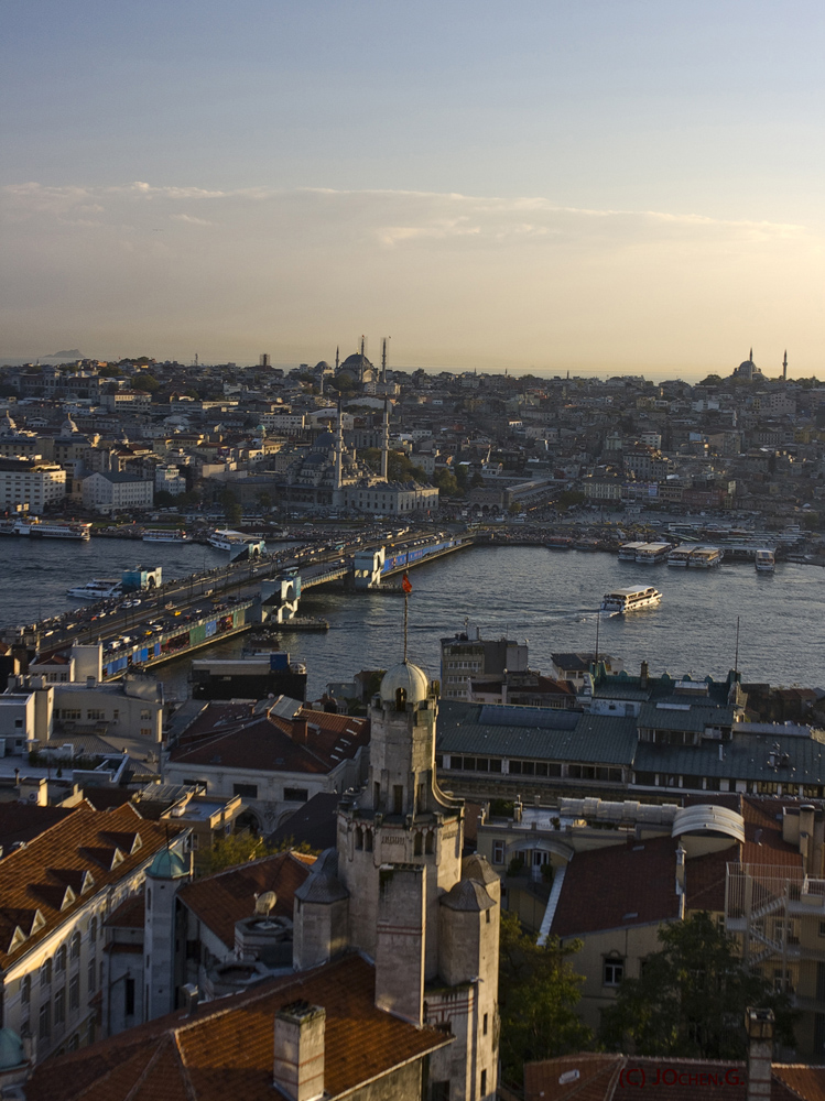 Blick vom Galata-Turm in Istanbul über den Bosporus