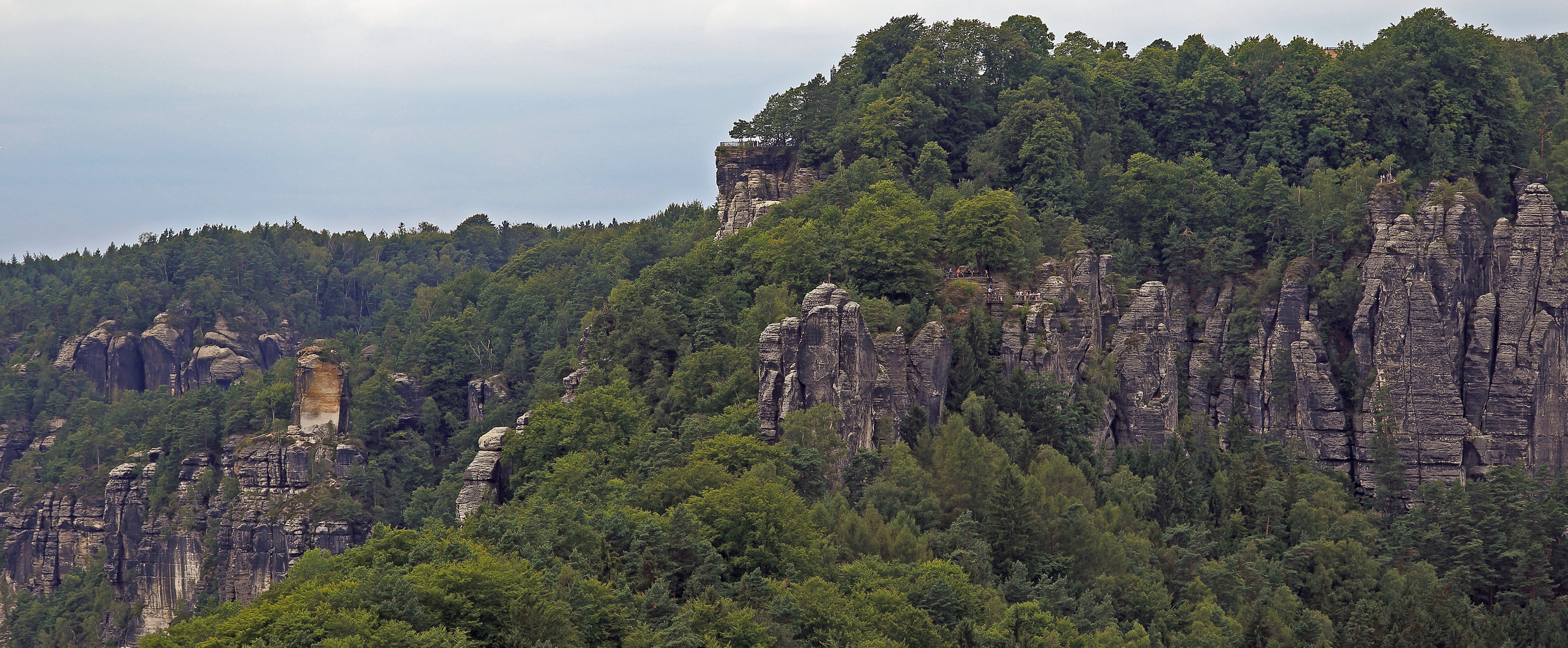 Blick vom Gamrig zur Bastei mit dem "Mönchsfelsen" in zentraler Position...