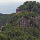 Blick vom Gamrig zur Bastei mit dem "Mönchsfelsen" in zentraler Position...