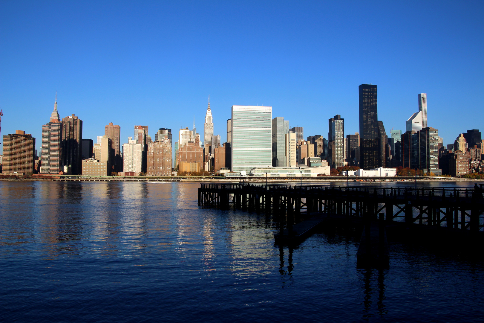 Blick vom Gantry Plaza State Park nach Midtown Manhattan