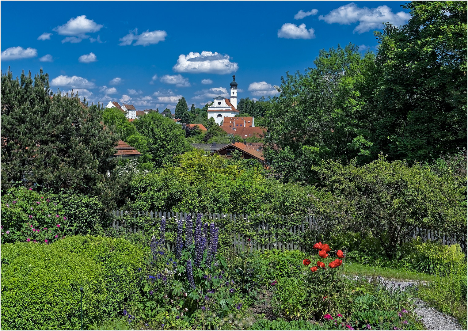 Blick vom Garten des Münterhauses auf das Murnauer Schloss und  Kirche