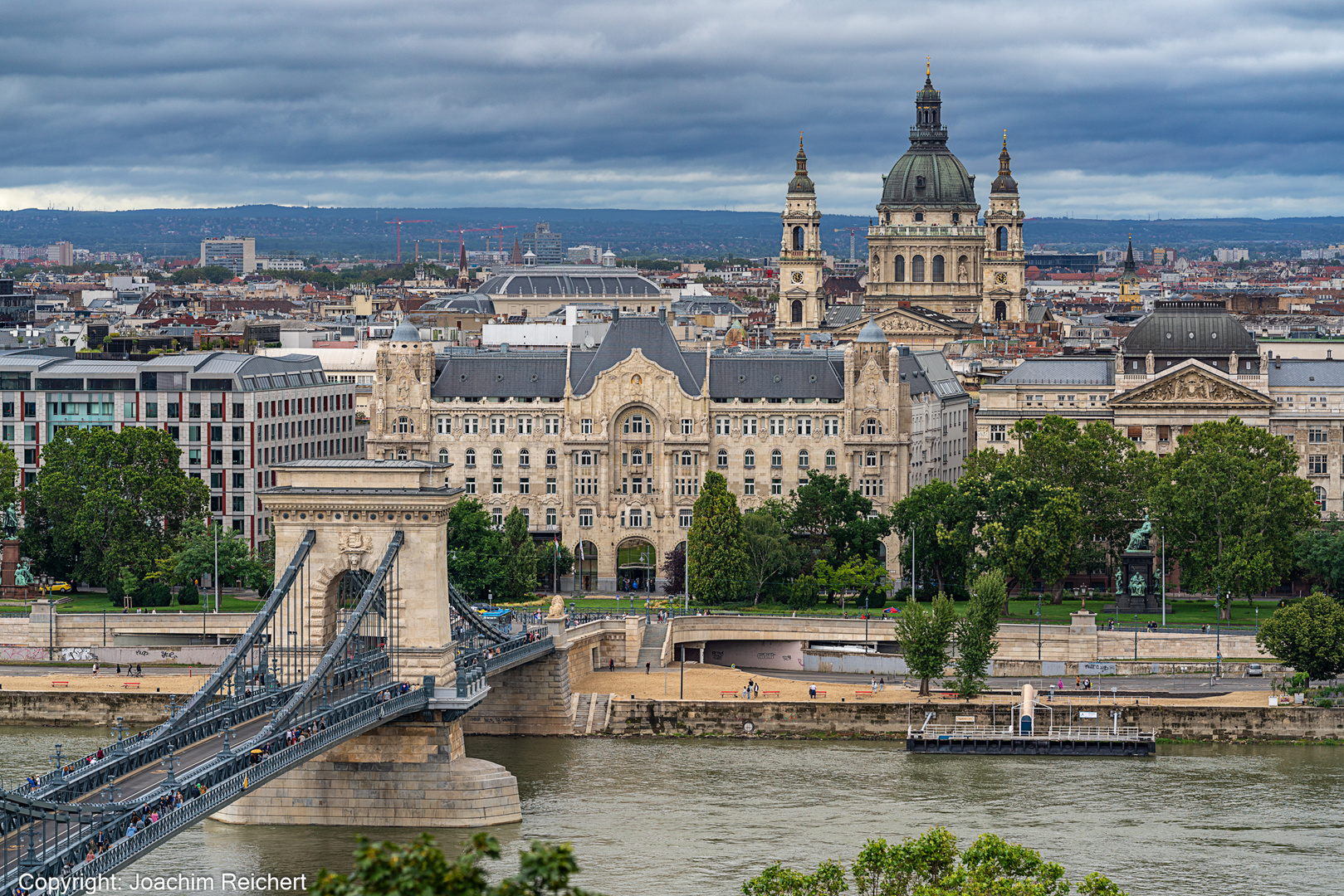 Blick vom Gellertberg auf den Stadtteil Pest von Budapest