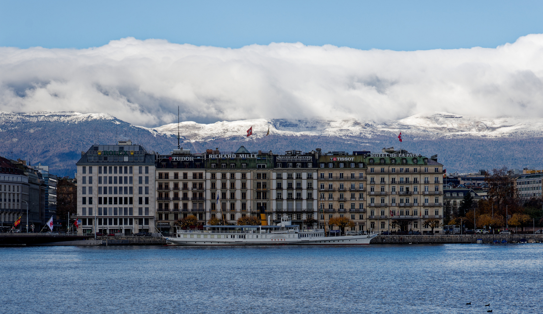 Blick vom Genfer See auf einige prächtige Stadthäuser mit ....