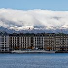 Blick vom Genfer See auf einige prächtige Stadthäuser mit ....