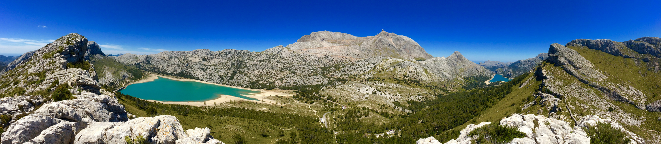 Blick vom Gipfel auf die Stauseen Gorg Blau und Embalse de Cuber