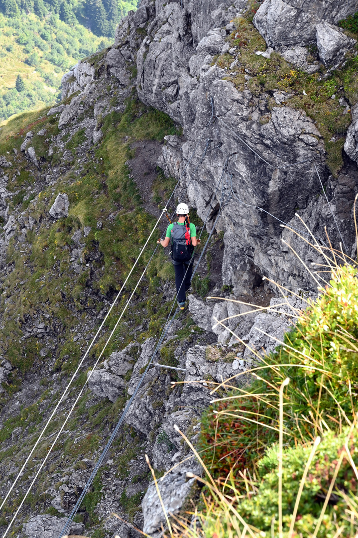 Blick vom Gipfel auf einen Teil des Klettersteigs